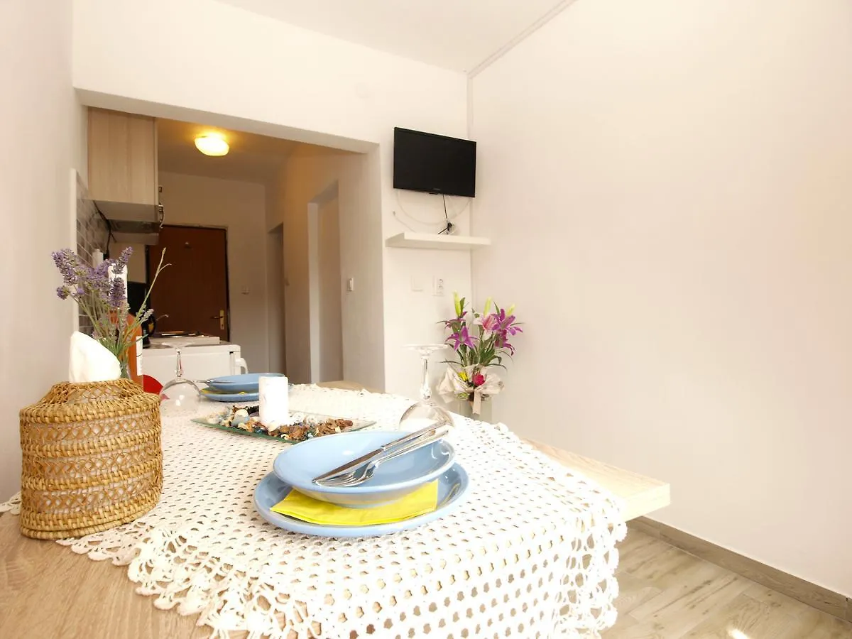 Apartments Davor 1676 Banjole 0*,