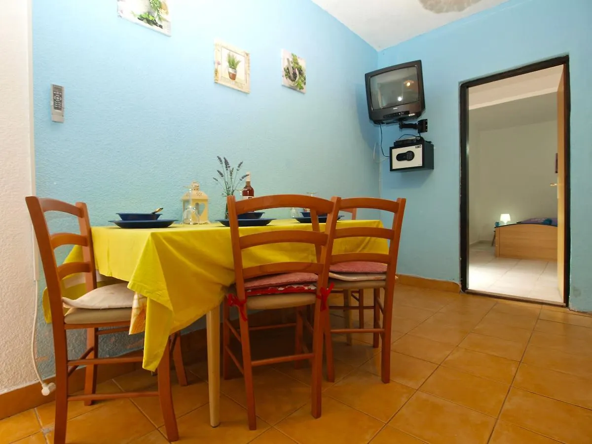 Apartments Davor 1676 Banjole 0*,